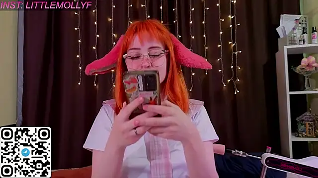Snapshot of LittleFoxHole chatting on 05-21-26, 01:12 LittleFoxHole online show from 05-21-26, 01:12