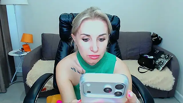 Snapshot of Hanna--Sweet chatting on 06-16-26, 10:51 Hanna--Sweet online show from 06-16-26, 10:51