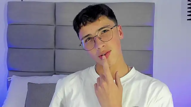Snapshot of JoshClaarktt chatting on 06-21-26, 04:04 JoshClaarktt online show from 06-21-26, 04:04