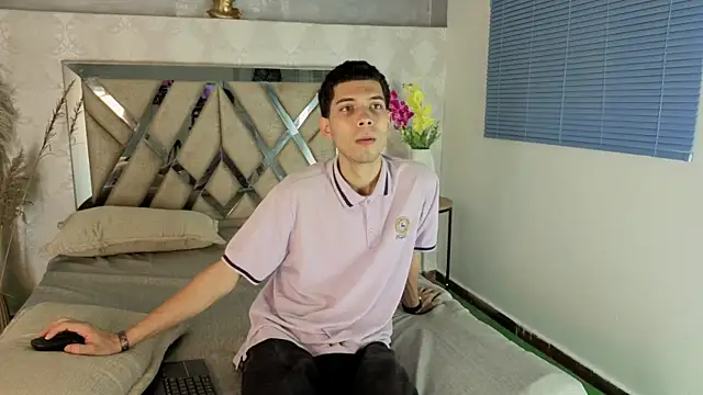 prettyboyy 13 online show from 12-20-25, 03:24