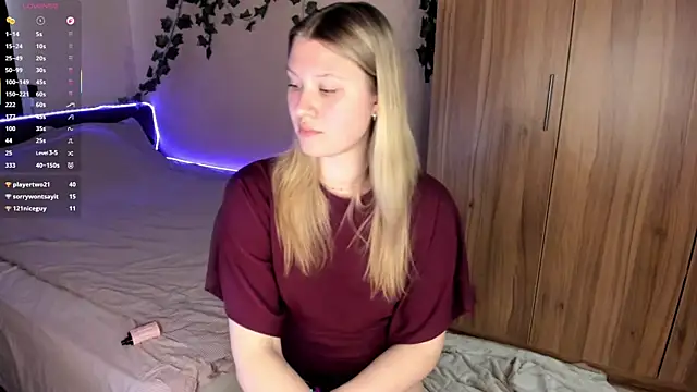 Snapshot of SkyeDavis chatting on 04-22-26, 01:12 SkyeDavis online show from 04-22-26, 01:12