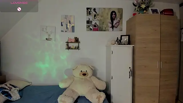 Snapshot of VEROSlen- chatting on 06-19-26, 03:55 VEROSlen- online show from 06-19-26, 03:55