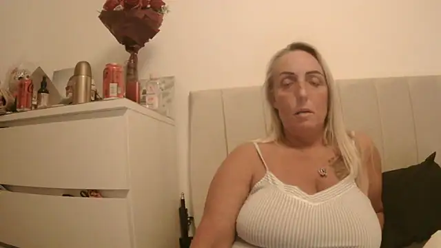 Snapshot of theblondecocklover chatting on 04-26-26, 08:17 theblondecocklover online show from 04-26-26, 08:17