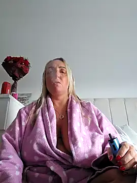 Snapshot of theblondecocklover chatting on 05-14-26, 06:15 theblondecocklover online show from 05-14-26, 06:15
