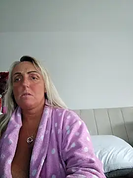 Snapshot of theblondecocklover chatting on 05-17-26, 07:43 theblondecocklover online show from 05-17-26, 07:43