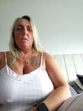 Snapshot of theblondecocklover chatting on 05-18-26, 07:09 theblondecocklover online show from 05-18-26, 07:09