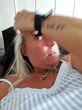 Snapshot of theblondecocklover chatting on 05-27-26, 05:15 theblondecocklover online show from 05-27-26, 05:15