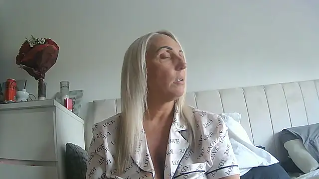 Snapshot of theblondecocklover chatting on 06-17-26, 07:04 theblondecocklover online show from 06-17-26, 07:04