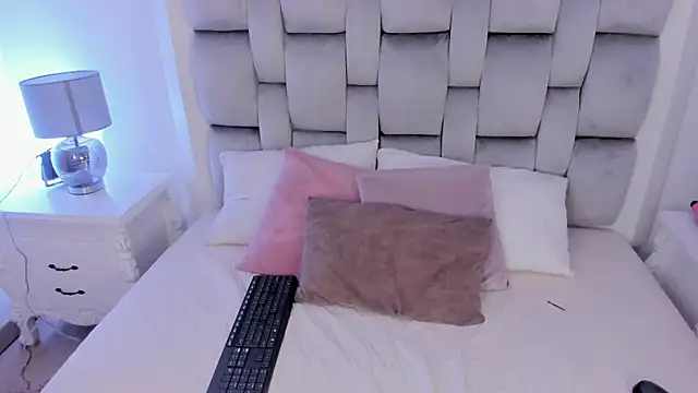 amber  ferrera online show from 03-25-26, 07:42