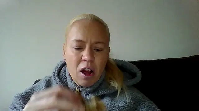 Snapshot of jennyblondeuk chatting on 02-01-26, 03:10 jennyblondeuk online show from 02-01-26, 03:10