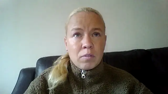 Snapshot of jennyblondeuk chatting on 02-05-26, 03:27 jennyblondeuk online show from 02-05-26, 03:27