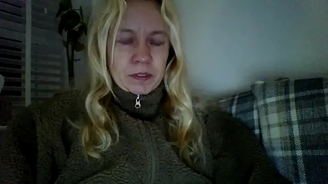 Snapshot of jennyblondeuk chatting on 02-22-26, 09:24 jennyblondeuk online show from 02-22-26, 09:24