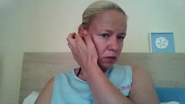Snapshot of jennyblondeuk chatting on 05-13-26, 03:42 jennyblondeuk online show from 05-13-26, 03:42