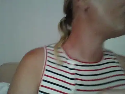 Snapshot of jennyblondeuk chatting on 05-28-26, 04:37 jennyblondeuk online show from 05-28-26, 04:37