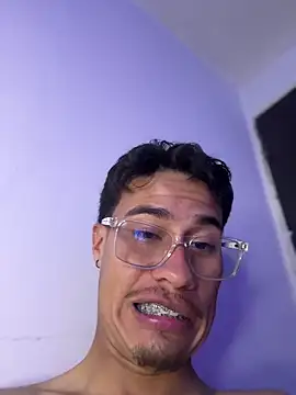 Snapshot of Latin_Paisa_Boy chatting on 05-15-26, 04:30 Latin Paisa Boy online show from 05-15-26, 04:30