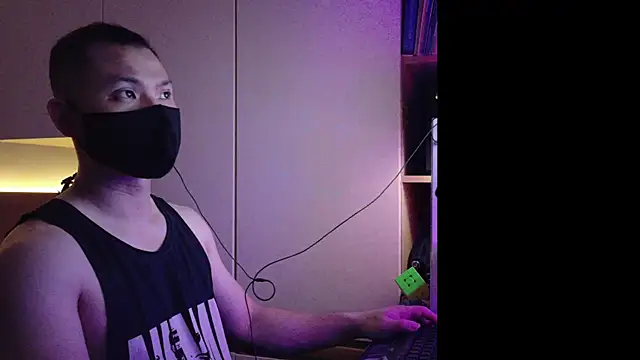 Snapshot of OnlyHand9x chatting on 04-19-26, 03:44 OnlyHand9x online show from 04-19-26, 03:44