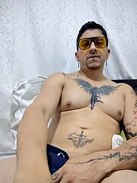 Snapshot of MrWolfHot chatting on 01-13-26, 04:40 MrWolfHot online show from 01-13-26, 04:40