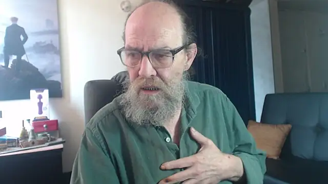 Snapshot of Uncle_Hottie chatting on 07-11-26, 03:15 Uncle Hottie online show from 07-11-26, 03:15
