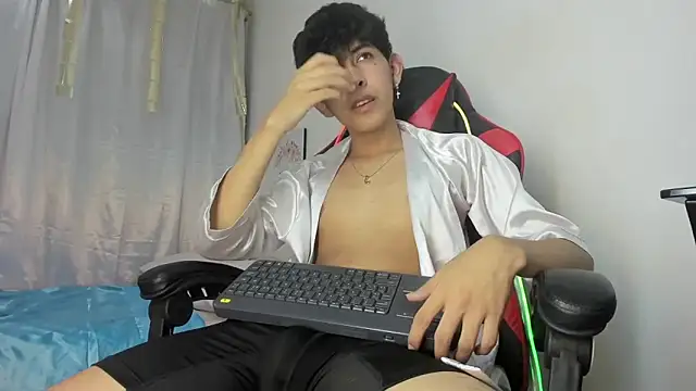 Snapshot of julian_xx chatting on 04-22-26, 07:15 julian xx online show from 04-22-26, 07:15