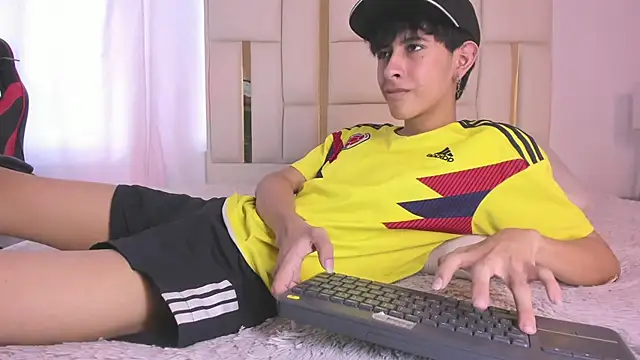 Snapshot of julian_xx chatting on 07-07-26, 07:29 julian xx online show from 07-07-26, 07:29