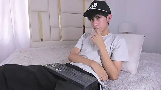 Snapshot of julian_xx chatting on 07-18-26, 07:39 julian xx online show from 07-18-26, 07:39