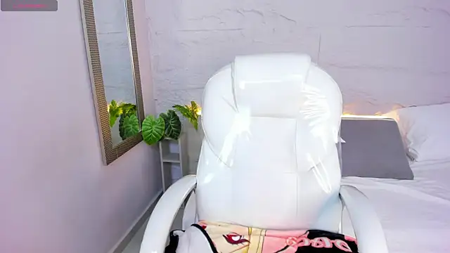 Snapshot of lanna_18_ chatting on 06-26-26, 11:47 lanna 18 online show from 06-26-26, 11:47