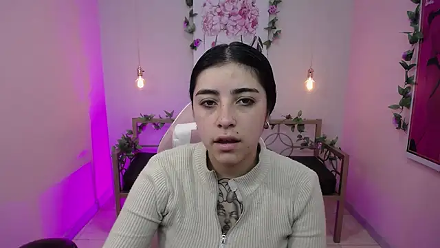 Snapshot of Adri_gomez_x chatting on 06-30-26, 01:12 Adri gomez x online show from 06-30-26, 01:12