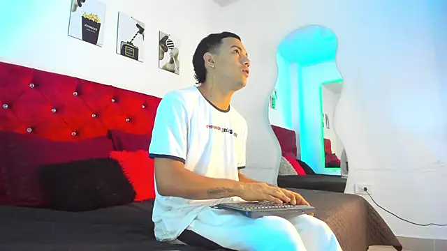 Liamsubtle01 online show from 05-26-26, 11:17