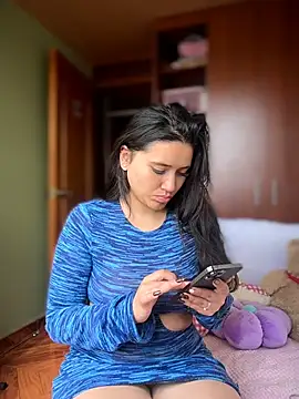 Snapshot of Veronica_Wins_ chatting on 06-25-26, 02:10 Veronica Wins online show from 06-25-26, 02:10