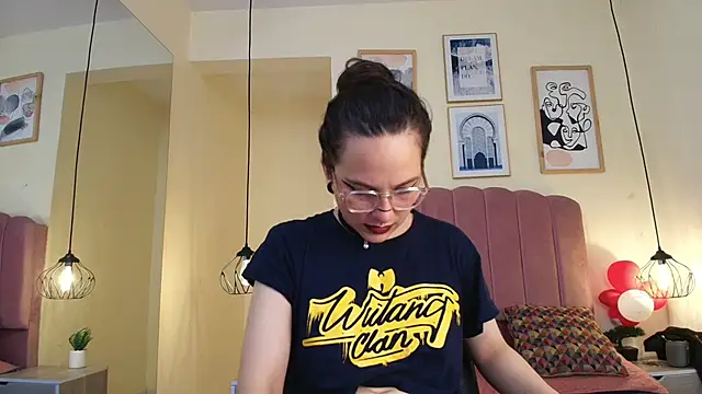 Hanabie  online show from 04-29-26, 04:05