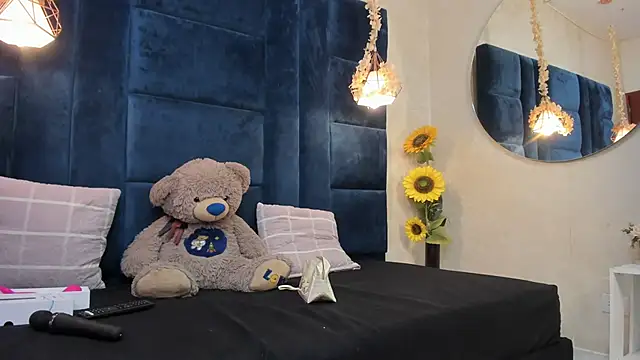 Laura Miller1 online show from 04-12-26, 04:12