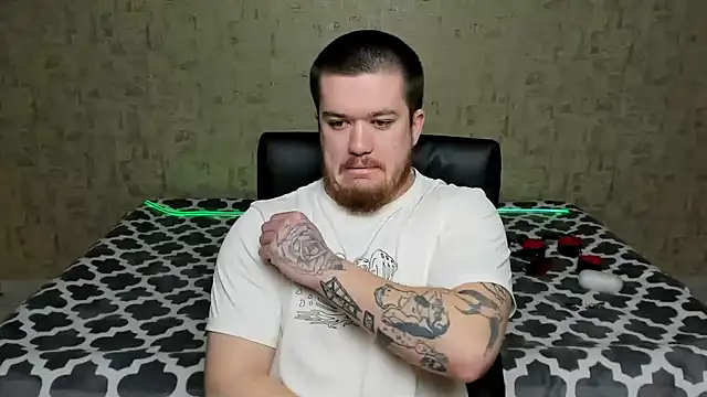 Snapshot of Well_boy chatting on 04-04-26, 04:22 Well boy online show from 04-04-26, 04:22