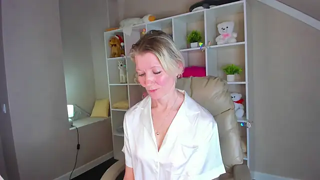 Julie Lucas online show from 03-03-26, 02:39