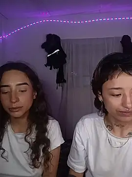 Snapshot of AlexxaAndRileyy chatting on 06-26-26, 05:39 AlexxaAndRileyy online show from 06-26-26, 05:39
