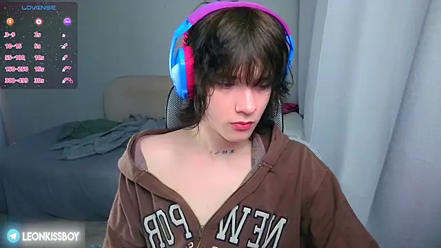 Snapshot of LeonBoykisser chatting on 06-12-26, 08:41 LeonBoykisser online show from 06-12-26, 08:41