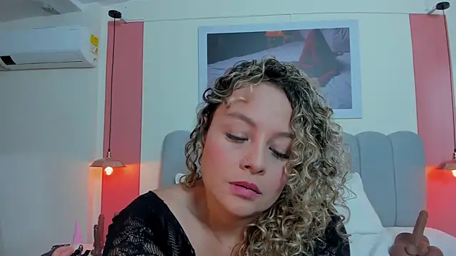 Snapshot of EmmaBoyd chatting on 06-16-26, 07:55 EmmaBoyd online show from 06-16-26, 07:55
