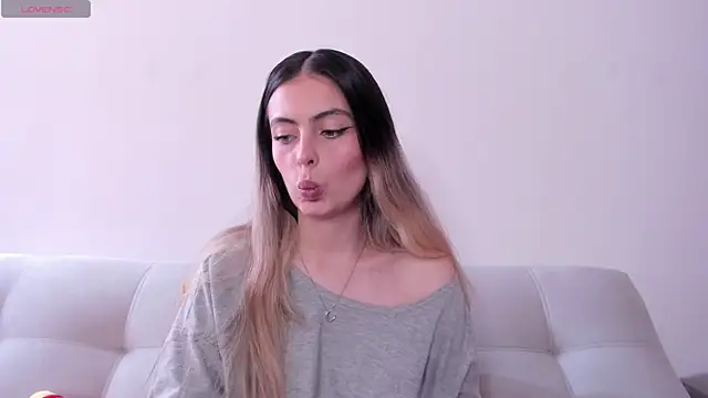 Snapshot of Fernanda_aaaa chatting on 06-26-26, 02:43 Fernanda aaaa online show from 06-26-26, 02:43