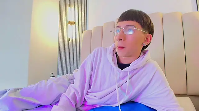 lian cameron online show from 04-20-26, 04:04