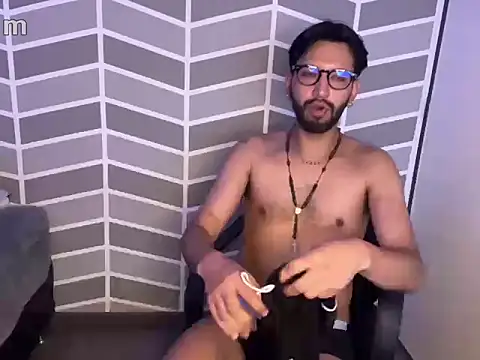 Snapshot of thomass1018 chatting on 02-11-26, 04:01 thomass1018 online show from 02-11-26, 04:01