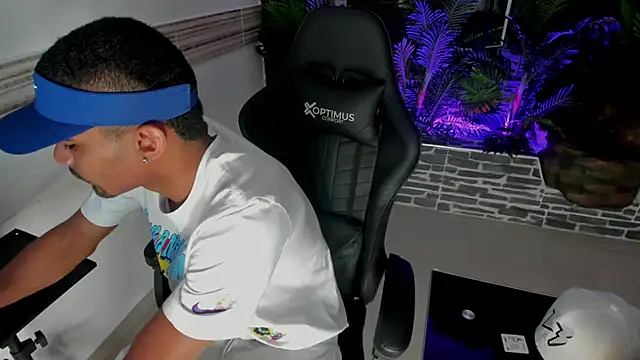 Snapshot of Rpoolrboy chatting on 03-11-26, 08:37 Rpoolrboy online show from 03-11-26, 08:37