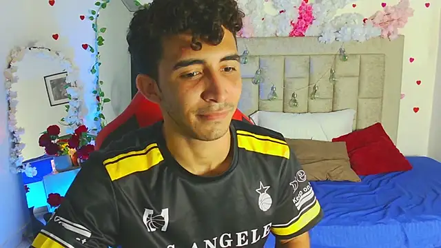 Snapshot of Caius_fox chatting on 04-10-26, 11:26 Caius fox online show from 04-10-26, 11:26