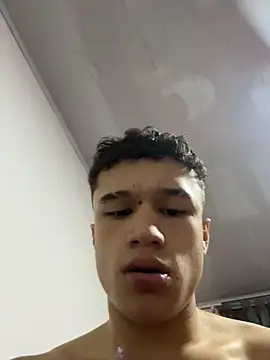 Snapshot of Dominik_Souza chatting on 06-28-26, 01:44 Dominik Souza online show from 06-28-26, 01:44