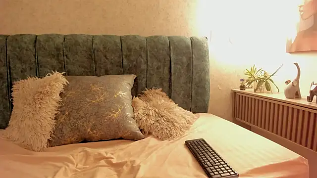 Aleera Walton online show from 03-23-26, 08:24