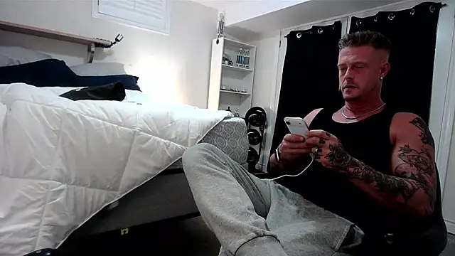 HotnCole online show from 04-05-26, 03:04
