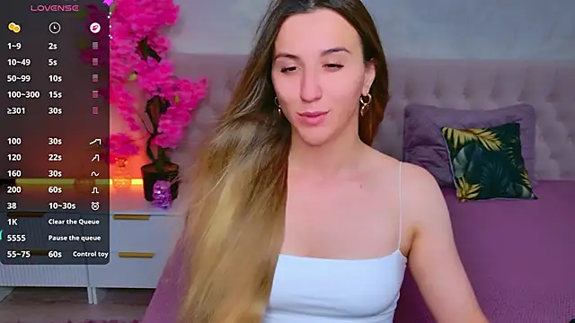 Snapshot of JasminUqueen chatting on 06-17-26, 01:08 JasminUqueen online show from 06-17-26, 01:08