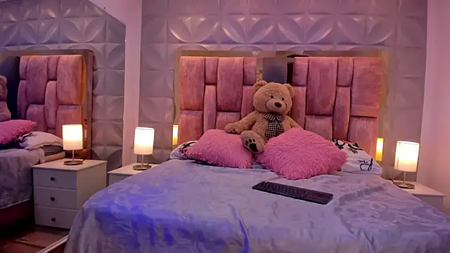 Paris Velvet online show from 03-28-26, 10:31