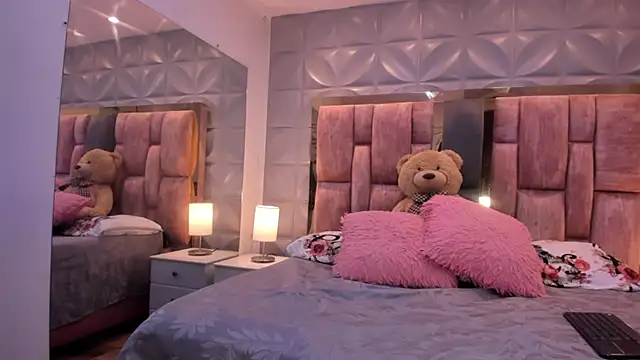 Paris Velvet online show from 04-13-26, 11:32