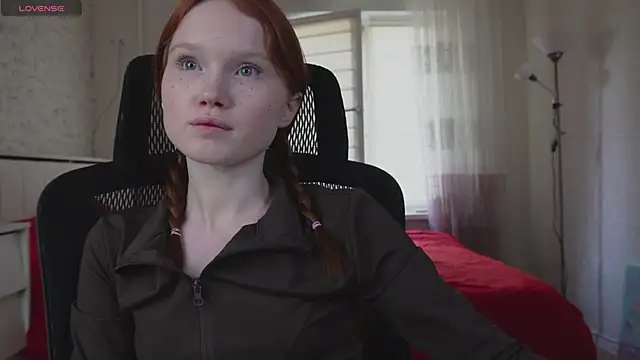 Snapshot of Nellie_baby chatting on 06-17-26, 10:39 Nellie baby online show from 06-17-26, 10:39