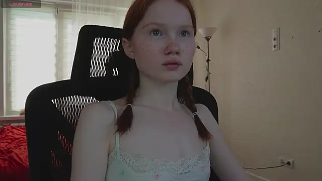 Snapshot of Nellie_baby chatting on 06-19-26, 05:23 Nellie baby online show from 06-19-26, 05:23