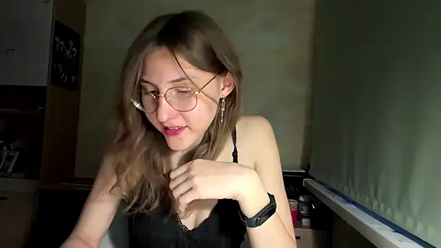 Snapshot of Miaaa_Moon chatting on 06-25-26, 05:50 Miaaa Moon online show from 06-25-26, 05:50